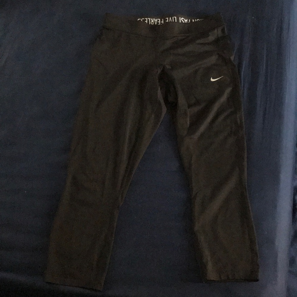 Black Nike dri-fit crop pant